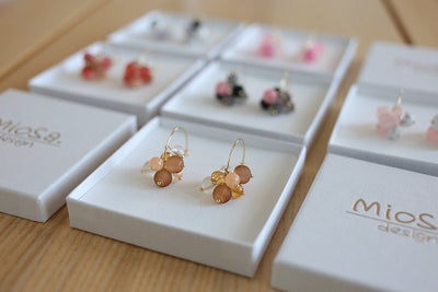 Aviana-korvakorut lasi- ja kivihelmist&auml;