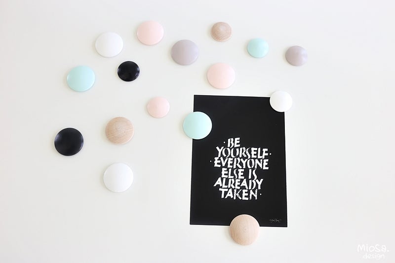 Puumagneeteilla t&auml;rke&auml;t tekstit esiin.