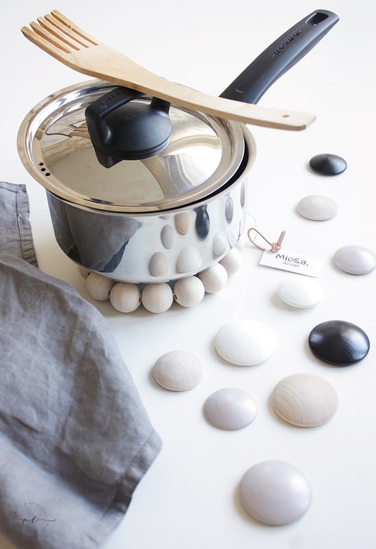 Kauniin s&auml;vyinen magneetti osana kodin muuta sisustusta.