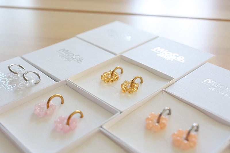 Aurelia-korvakoruja on saatavilla monessa kauniissa s&auml;vyiss&auml;.