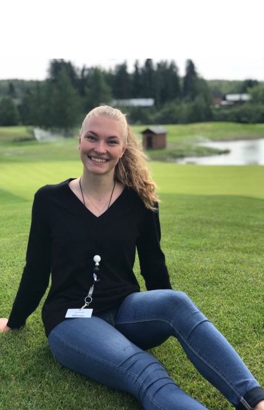 @janetteback kaulassaan Claudia-avainkaulanauha jojolla.