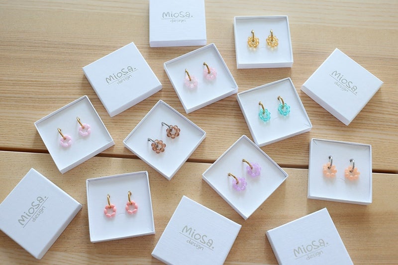 Aurelia-korvakoruja on saatavilla useissa kauniissa s&auml;vyiss&auml;.