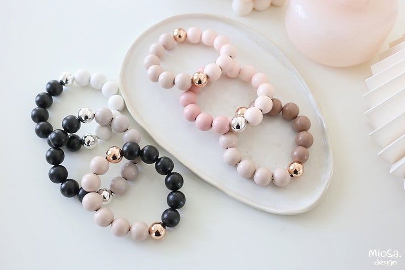 Helmirannekoru Julie eri s&auml;vyiss&auml;&auml;n.