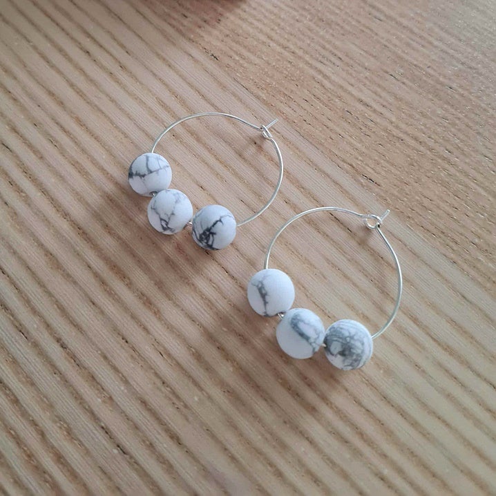 Upeat howliitti-kivihelmet.