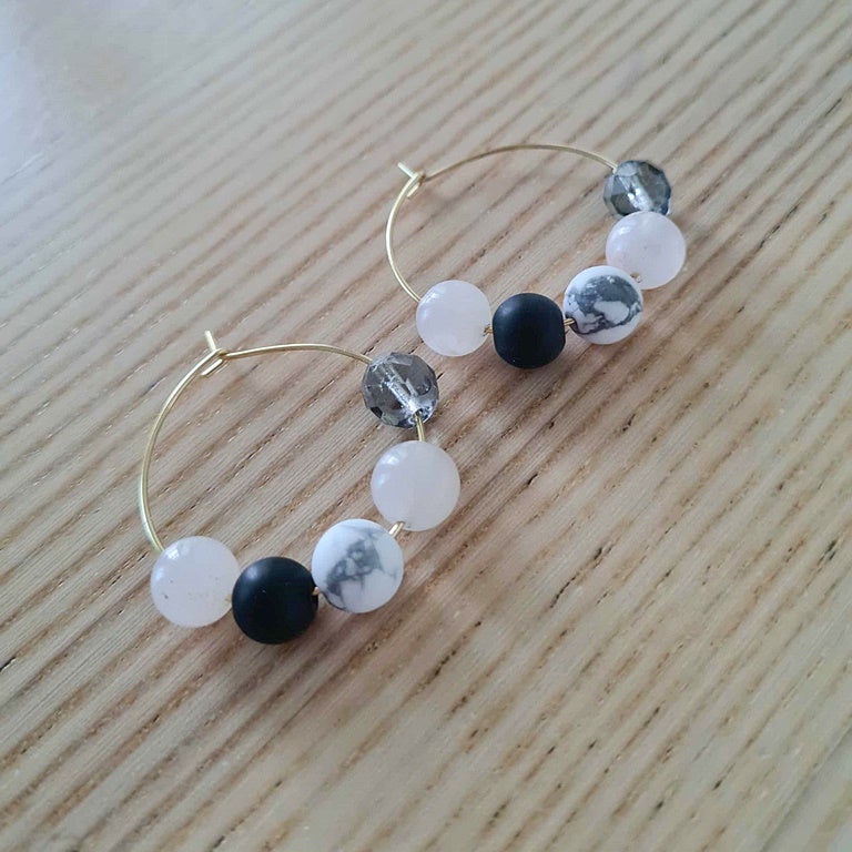 Renkaan halkaisija 30 mm. Upea kokonaisuus kivi- ja lasihelmi&auml;.