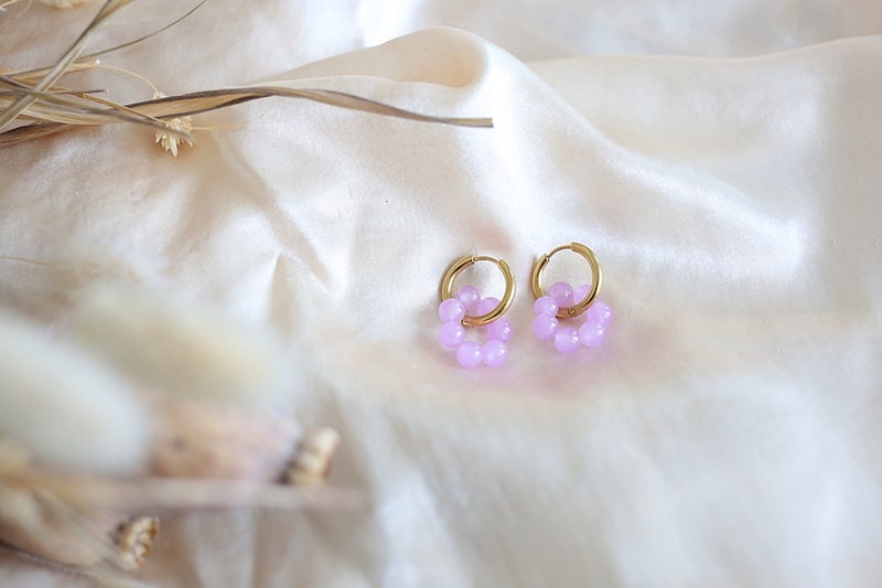 Laventeli kalsedoni muodostaa kullattuihin korvisrenkaisiin kauniin korurenkaan.