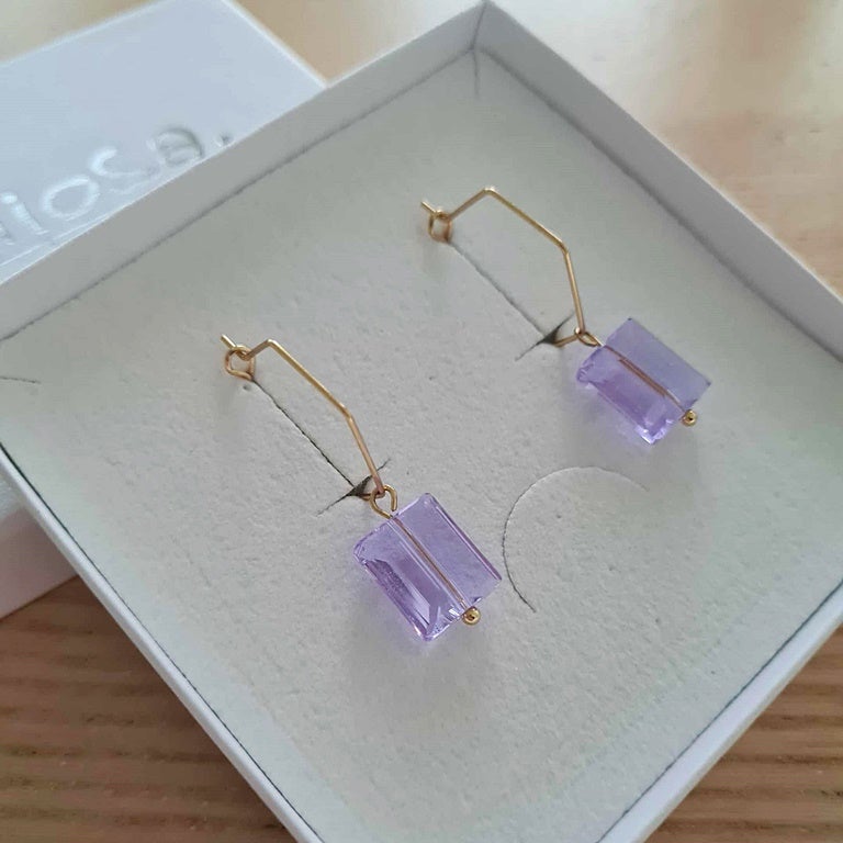 Laventelin s&auml;vyiset lasihelmet kulmikkaissa korvisrenkaissa, 18K kultaus.