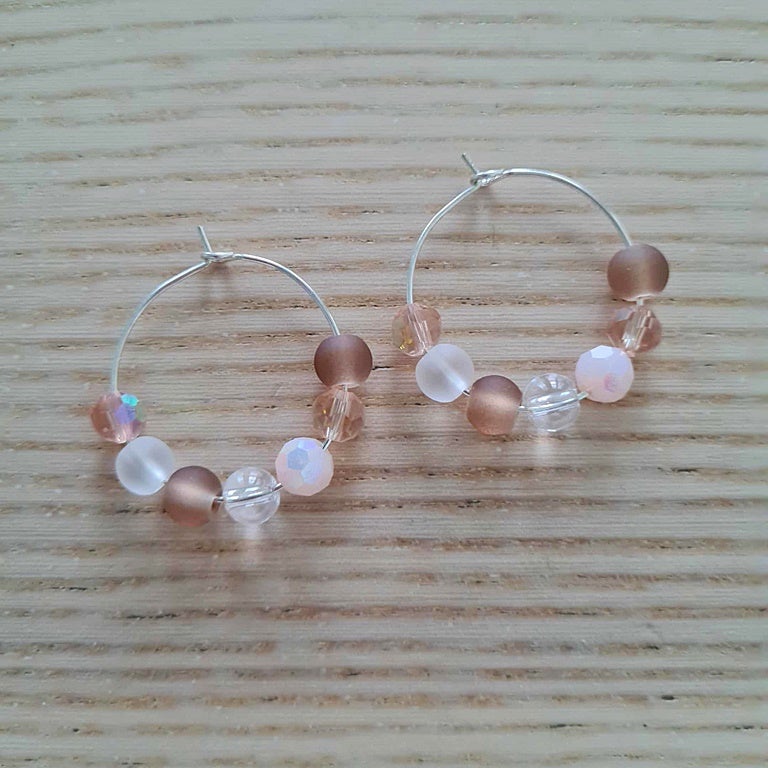 Lasihelmet kirkkaan ja ruskean eri s&auml;vyiss&auml;.