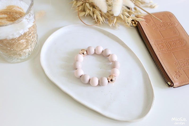 Helmirannekorun hempe&auml;&auml; s&auml;vymaailmaa: latte, puuteriroosa ja ruusukulta.