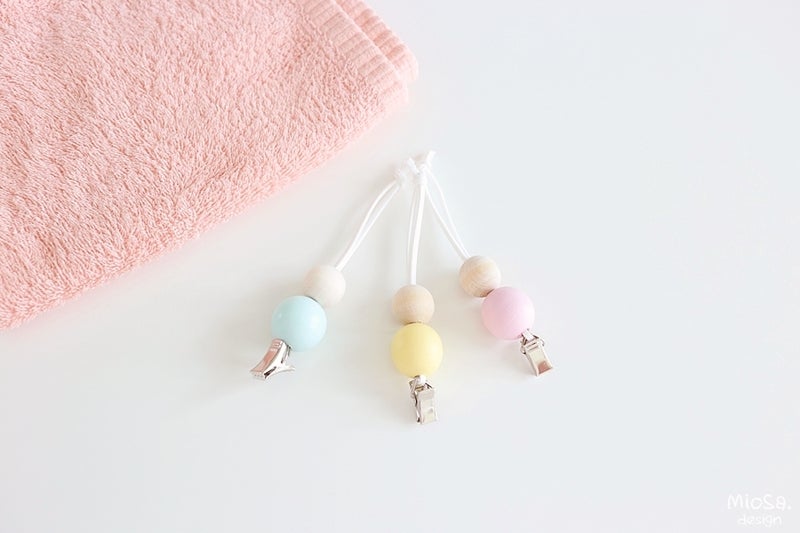 Jokaisen perheenjäsenen erivärinen ripustin erottaa pyyhkeet toisistaan.