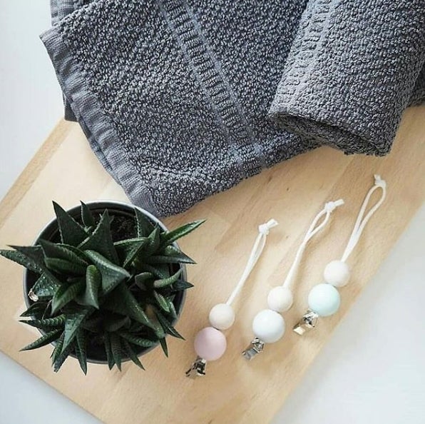 Pyyhenipsun puuhelmien sävyt on valittavissa kodin muun sävymaailman mukaisesti.