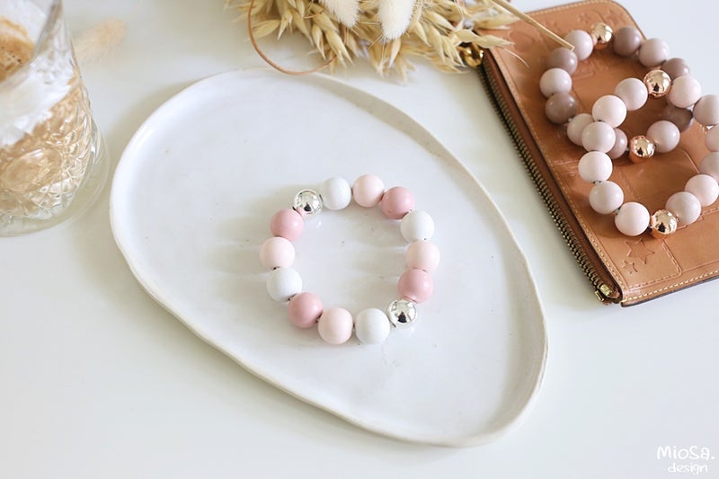 Marie-helmirannekorussa roosan eri s&auml;vyj&auml;, valkoista ja hopeaa.