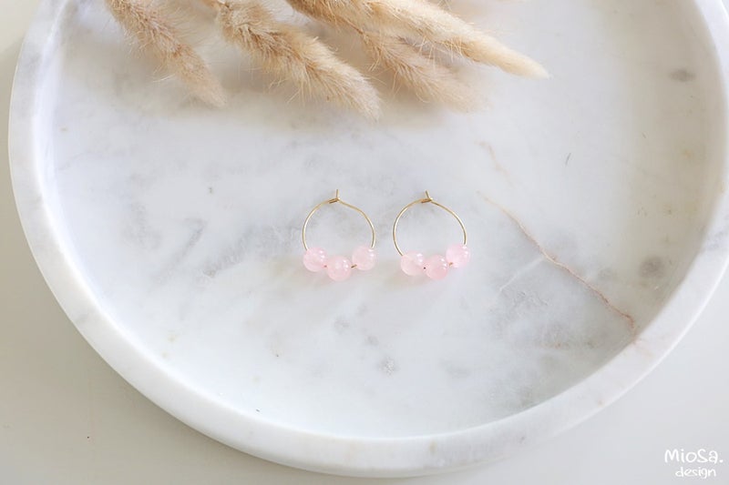 Ruusukvartsikorvakorut ovat hempe&auml;n puuteriroosat.