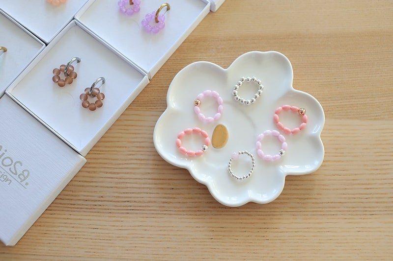 Hurmaavat helmisormukset eri s&auml;vyiss&auml;&auml;n.