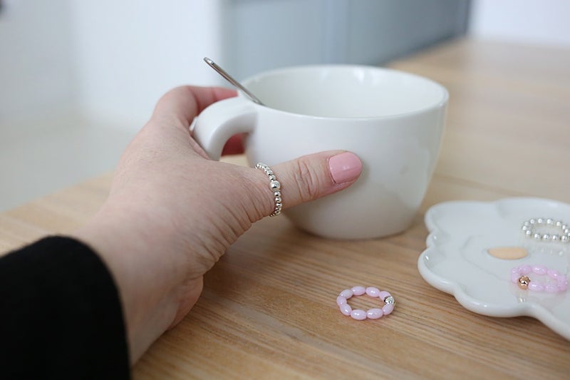 Siina-sormus siroilla, nikkelitt&ouml;mill&auml; metallihelmill&auml;.