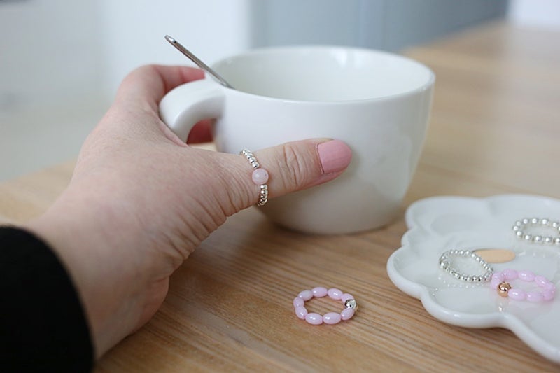 Metallihelmien joukossa yksi kaunis ruusukvartsikivihelmi.