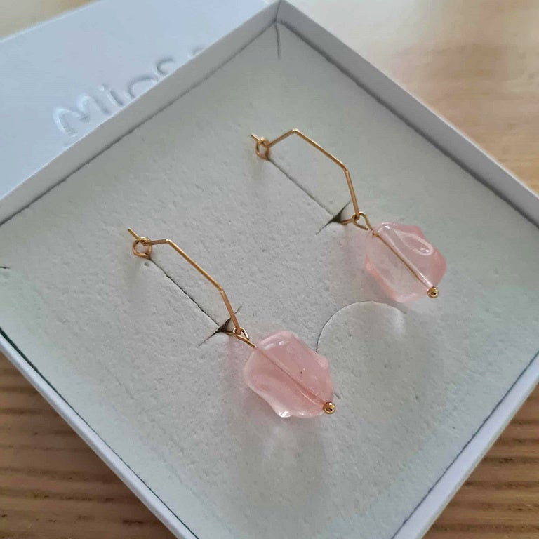 Vaaleanpunainen lasihelmi & kullattu kuusikulmainen rengas.